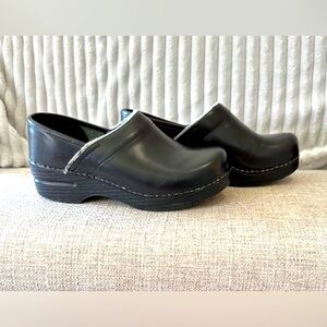 Dansko Professional Black Leather Clogs Size 5.5